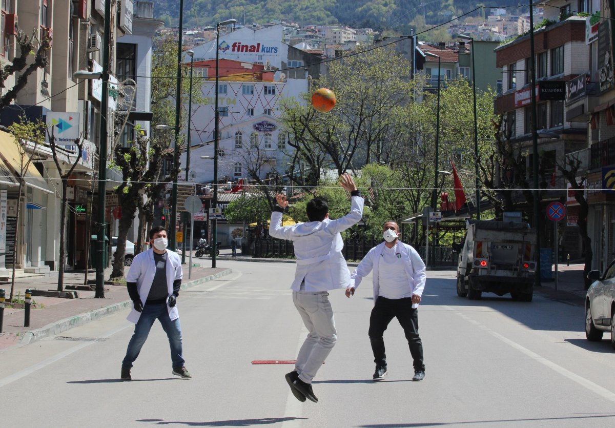 i Canları sıkılan eczacılar ana yolda voleybol maçı yaptı