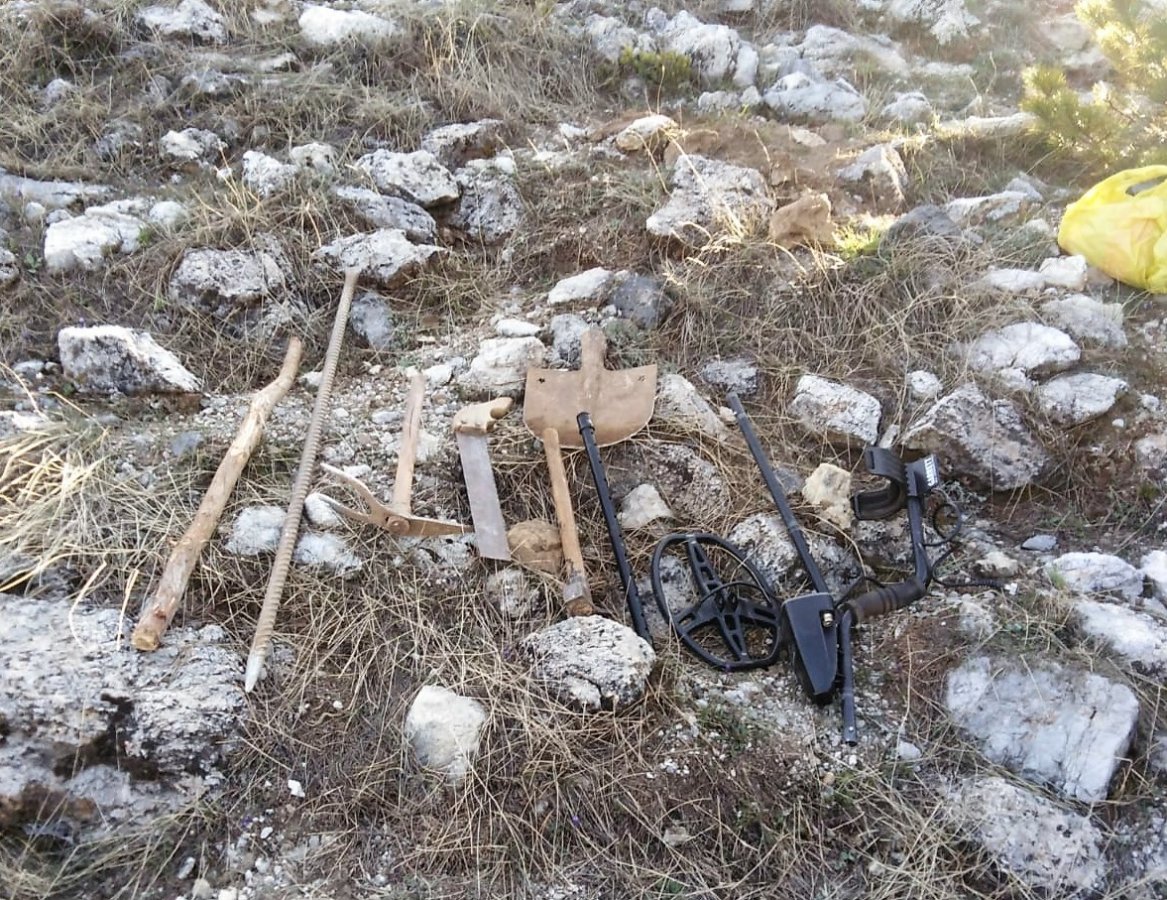 Kamp kurarak kaçak kazı yapan baba ve oğlu yakalandı