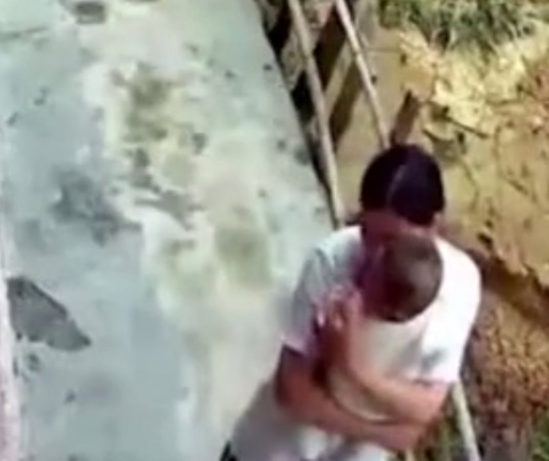 Kızgın boğa anne ve bebeğine saldırdı