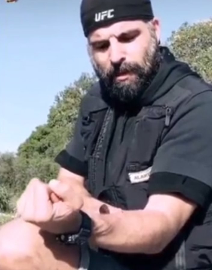 Oyuncu Mehmet Akif Alakurt, kendini kesti