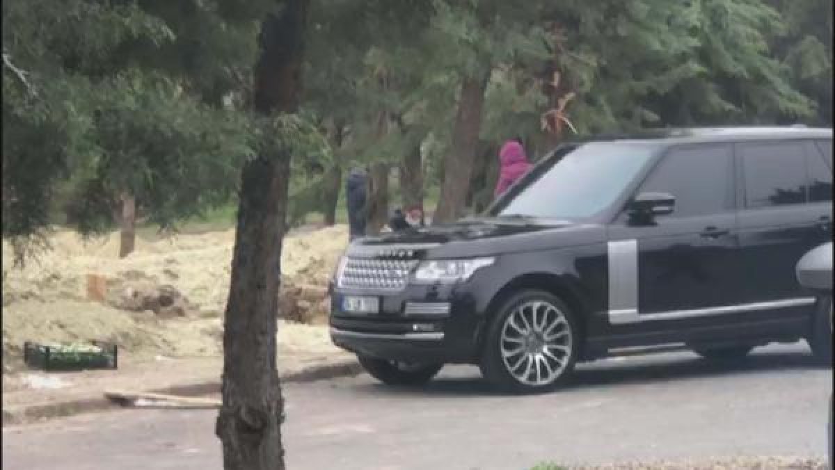 d Ebru Şallı, oğlunun mezarında dua etti