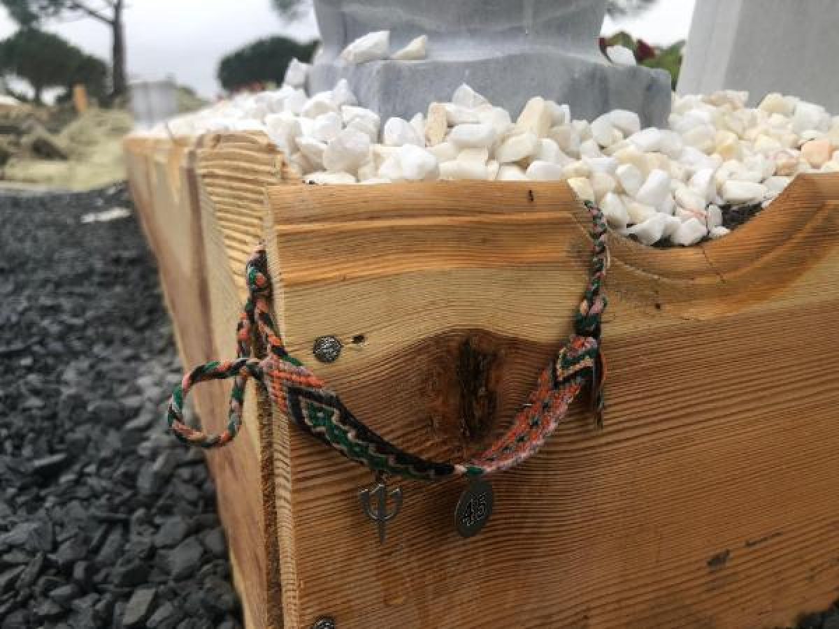 d Ebru Şallı, oğlunun mezarında dua etti