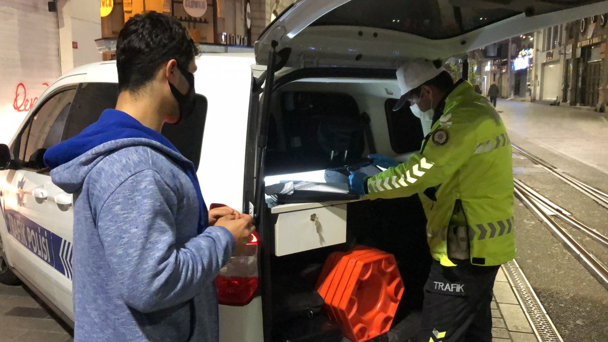 İstiklal Caddesi'nin ortasında müzik keyfi yarıda kaldı