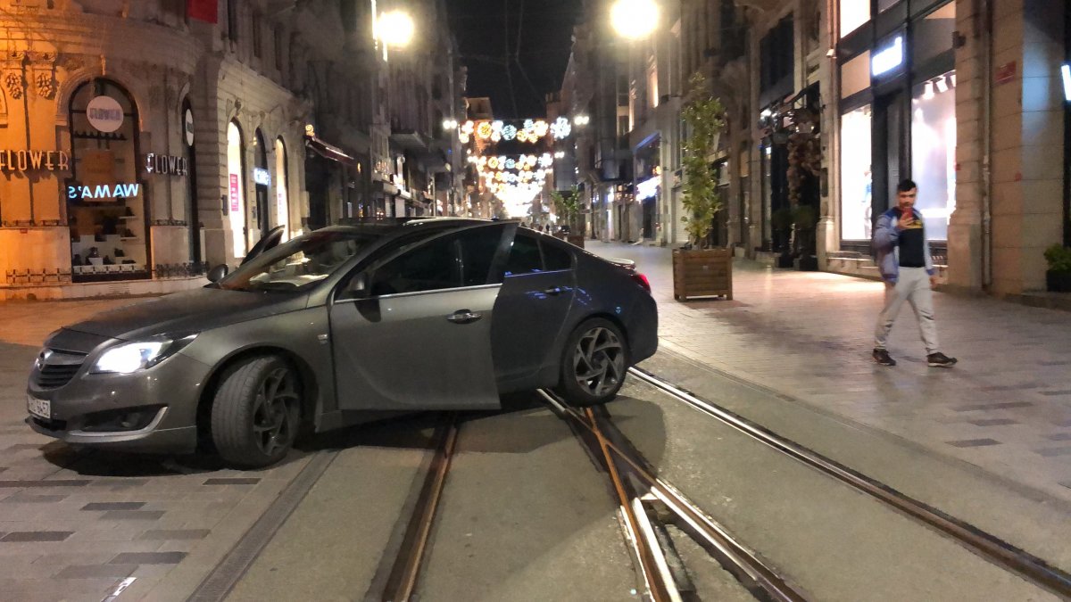 İstiklal Caddesi'nin ortasında müzik keyfi yarıda kaldı