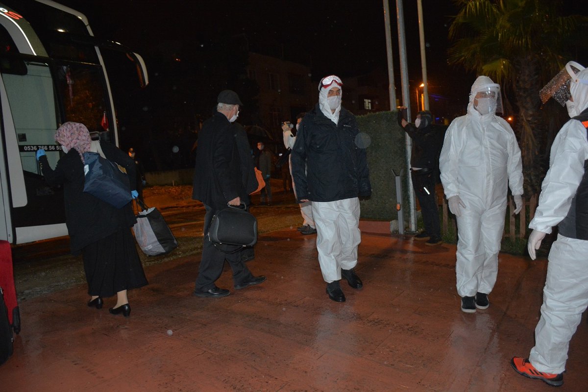 i Almanya'dan gelen yolcular öğrenci yurduna yerleştirildi