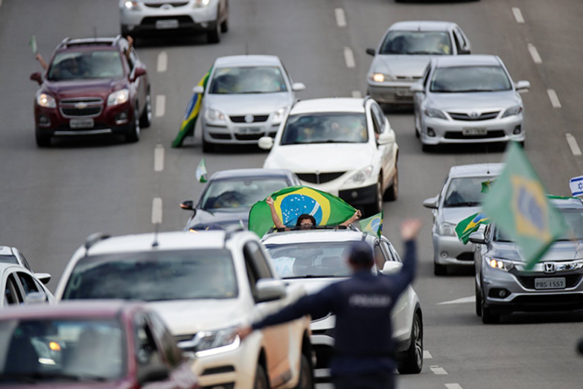 r Brezilya'da karantina protestosu