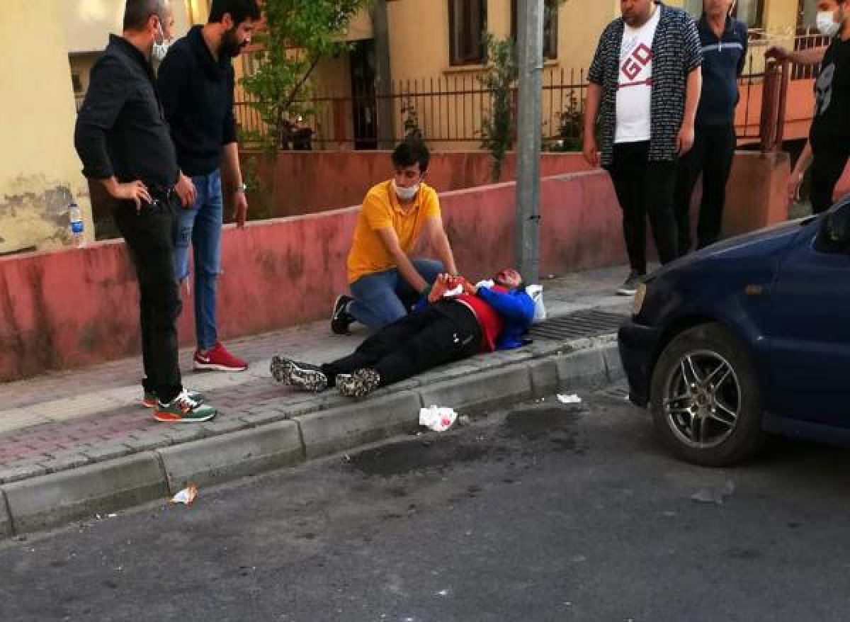 d Annesinin evlenmesine kızdı, üvey babasını bıçakladı