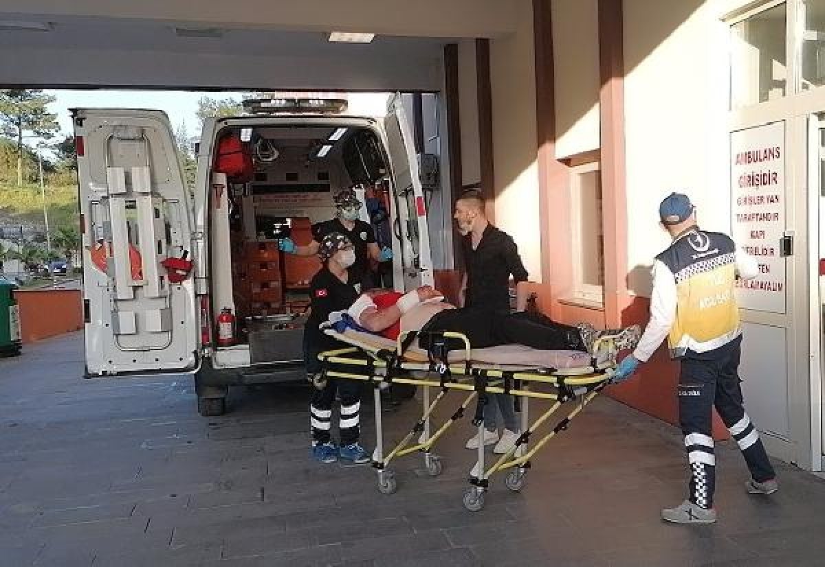 d Annesinin evlenmesine kızdı, üvey babasını bıçakladı