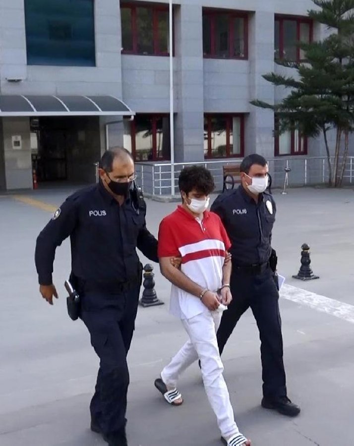 d Annesinin evlenmesine kızdı, üvey babasını bıçakladı