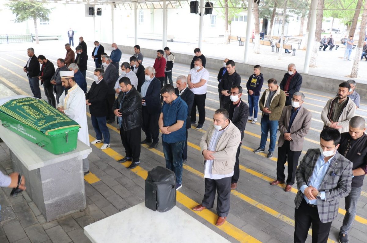 i Babasının öldürdüğü Ceylan, toprağa verildi