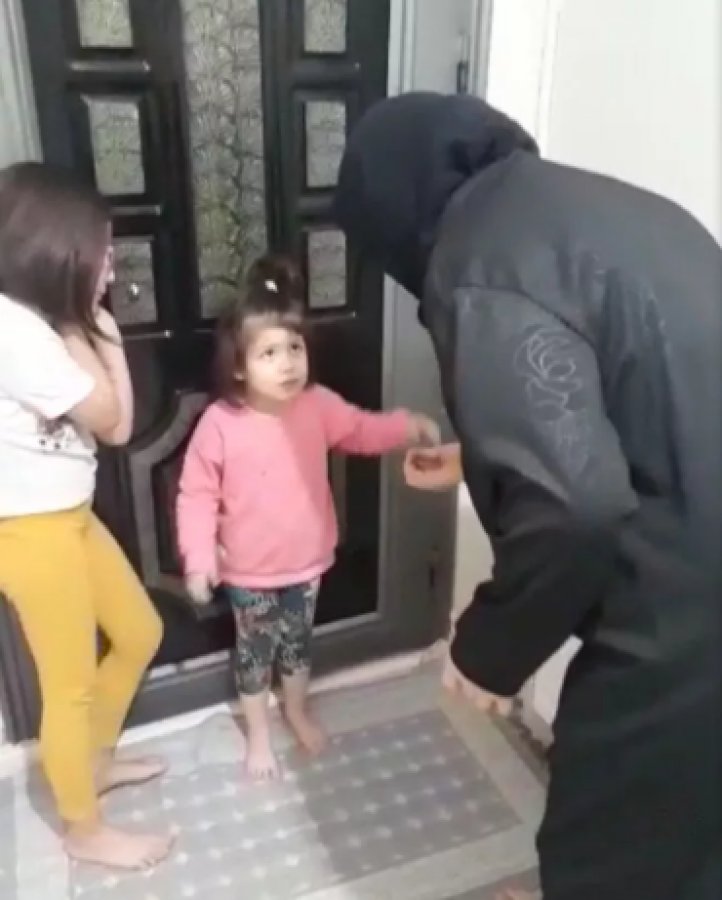 Anneannesini virüs var diyerek dışarı göndermeyen çocuk