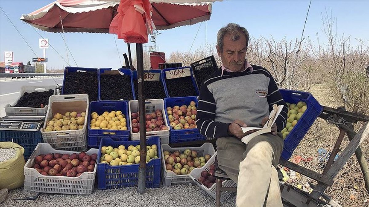 Yol üzeri tezgahında müşteri beklerken bin kitap okudu