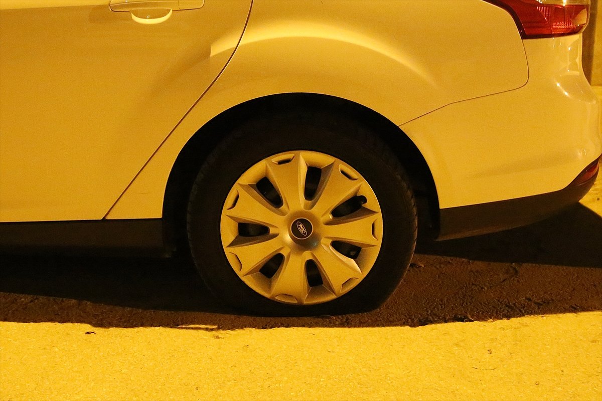 a Manisa'da park halindeki araçların lastikleri indirildi