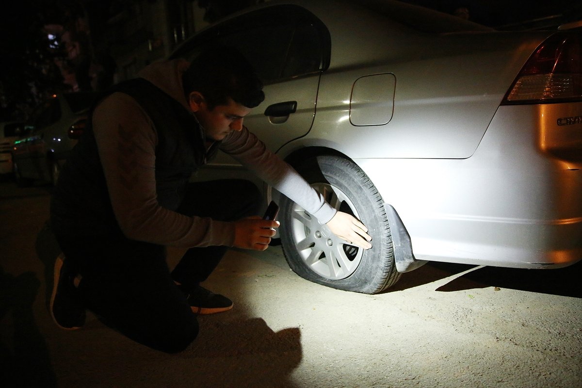 a Manisa'da park halindeki araçların lastikleri indirildi
