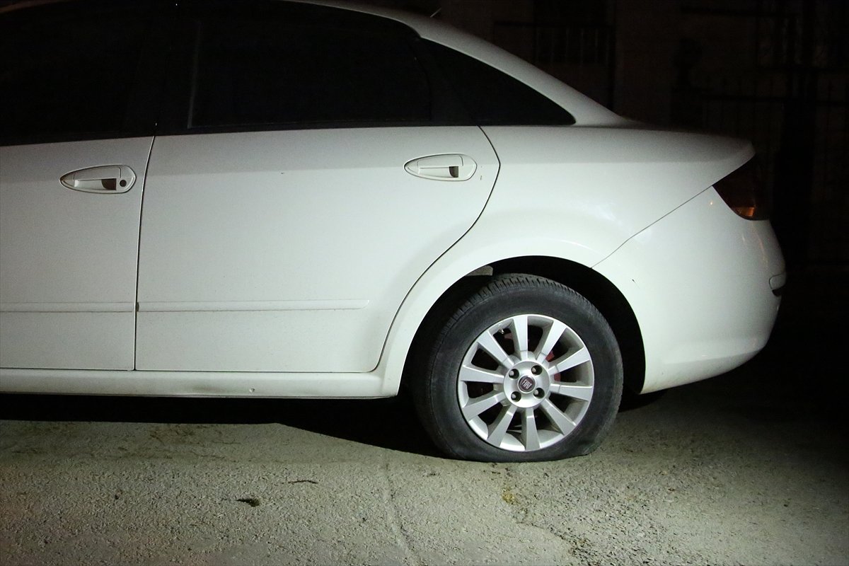 a Manisa'da park halindeki araçların lastikleri indirildi