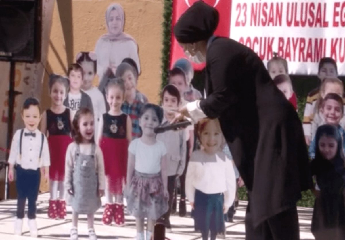 i Öğrencilerin maketleriyle okul bahçesinde 23 Nisan kutlaması