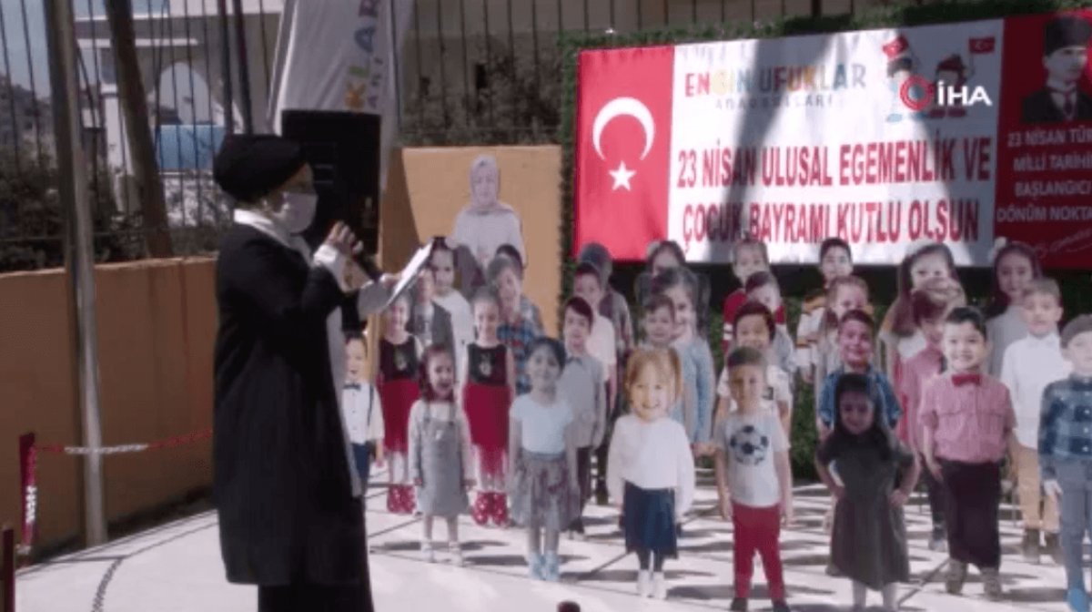 i Öğrencilerin maketleriyle okul bahçesinde 23 Nisan kutlaması