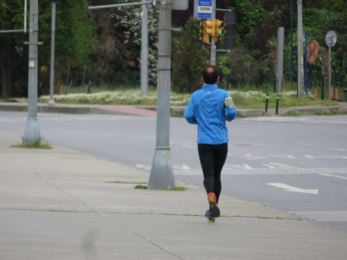 dha Caddebostan sahilde yasağa rağmen sabah sporuna çıktılar