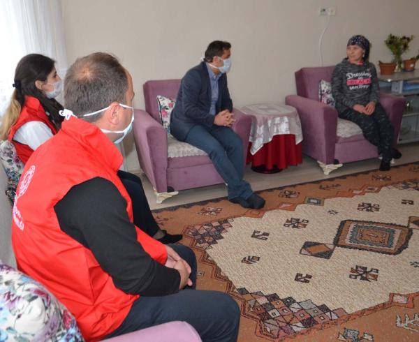 d Babasından şiddet gören annesi için yardım istedi