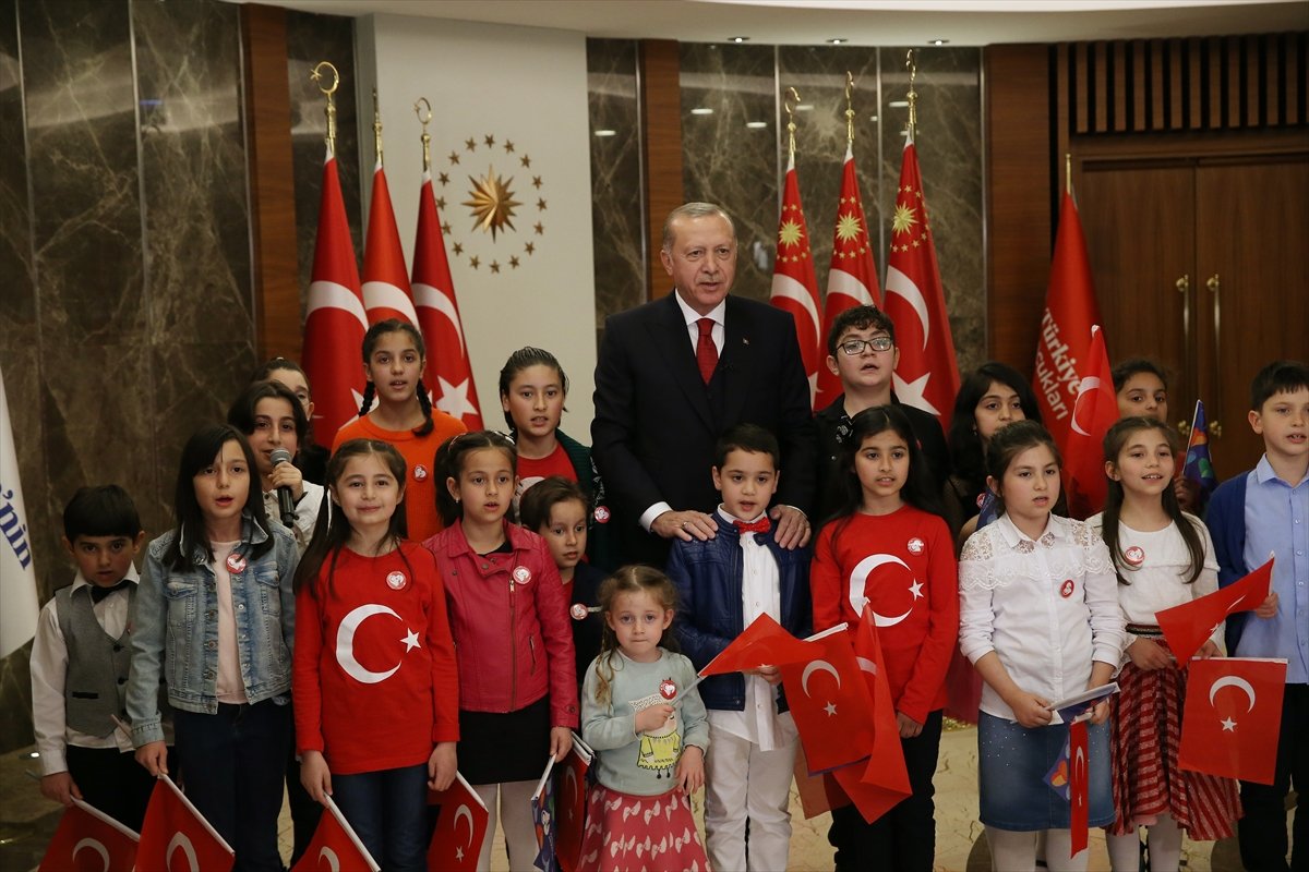 a Erdoğan, İstiklal Marşı'nı çocuklarla okudu