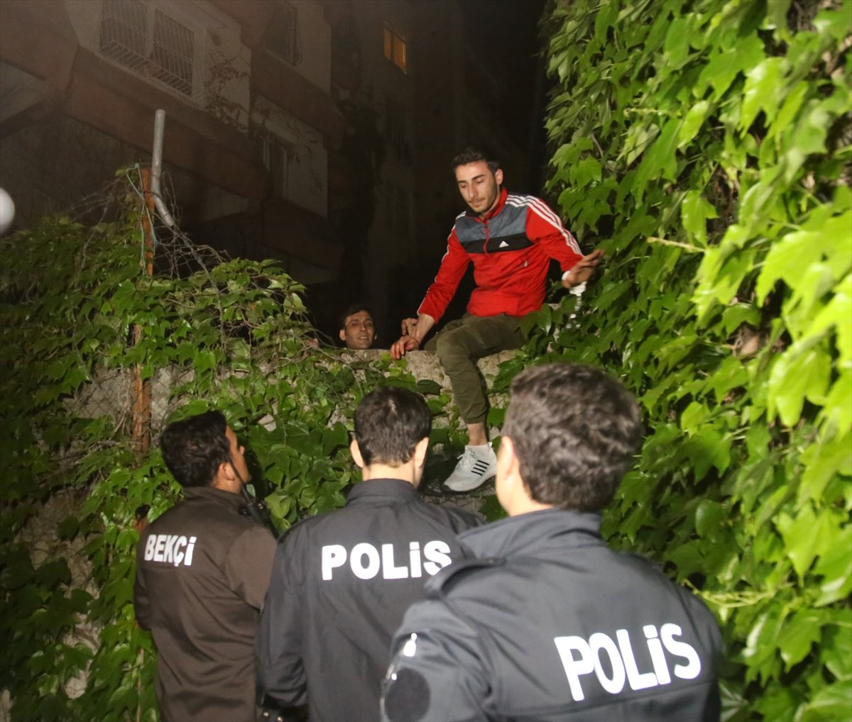a Polis, sokağa çıkma yasağına uymayan şahsı kovaladı
