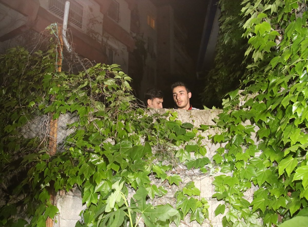 a Polis, sokağa çıkma yasağına uymayan şahsı kovaladı