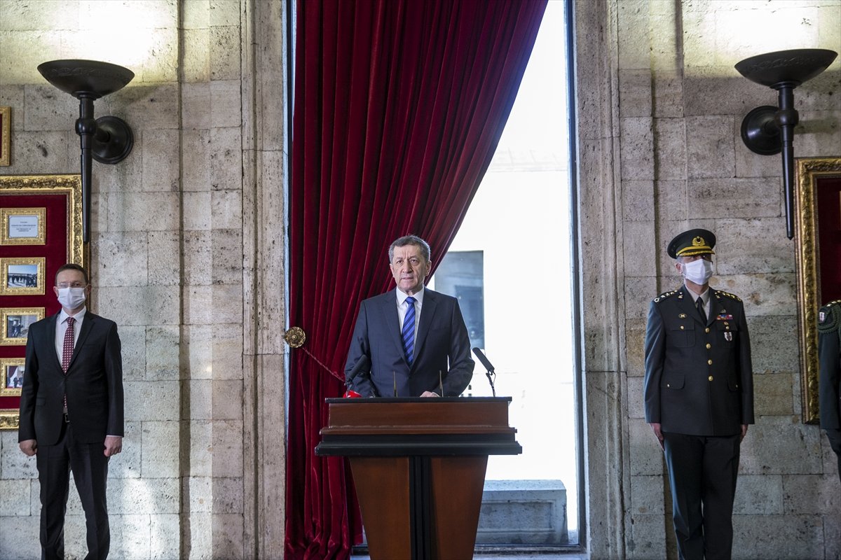 a Milli Eğitim Bakanı Ziya Selçuk, Anıtkabir'deydi