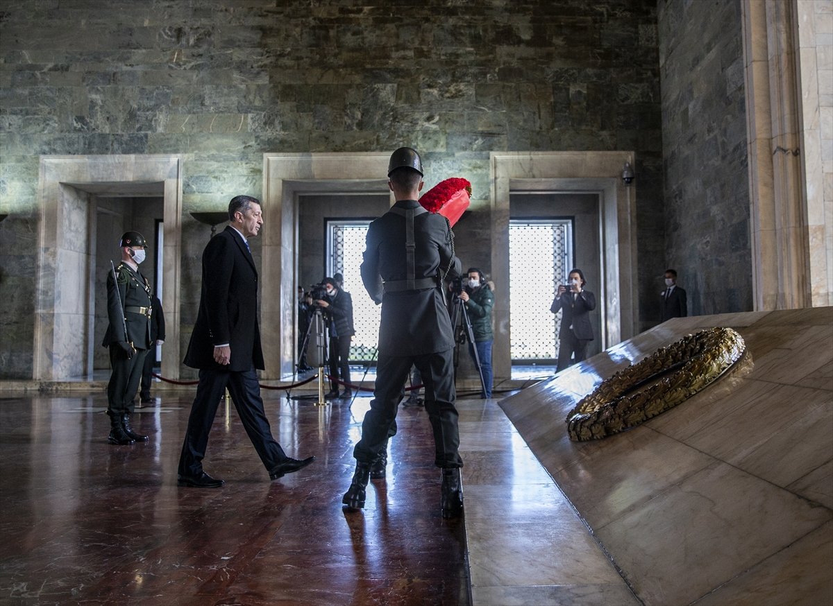 a Milli Eğitim Bakanı Ziya Selçuk, Anıtkabir'deydi