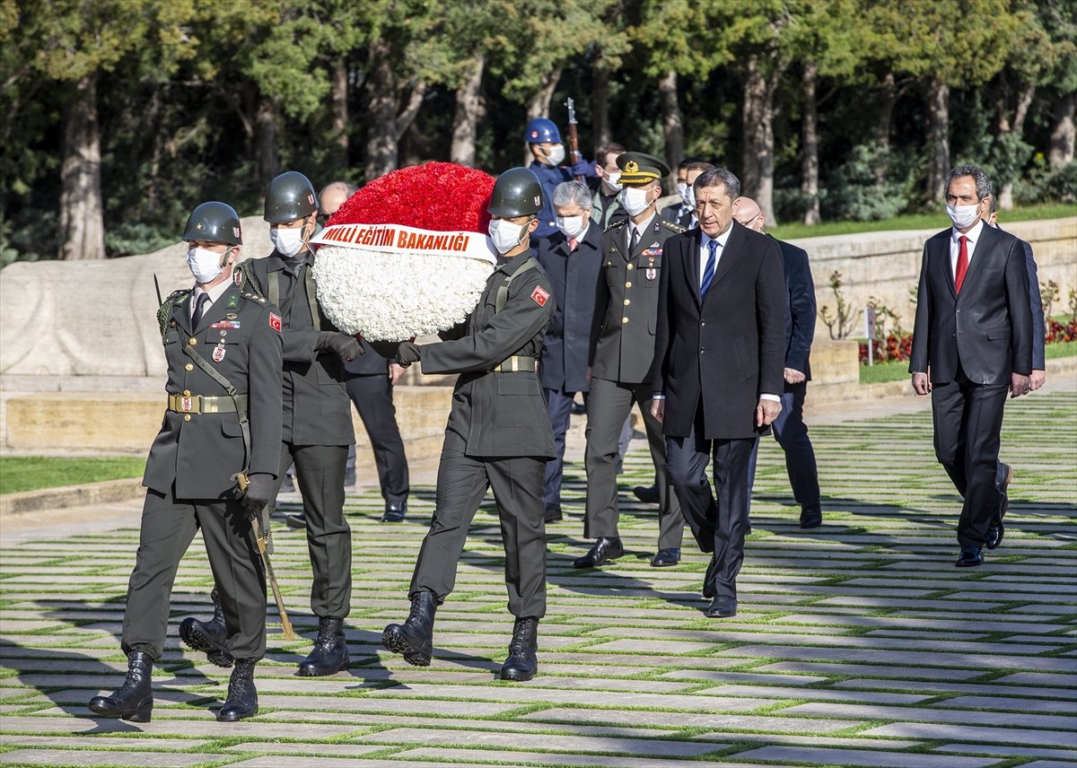a Milli Eğitim Bakanı Ziya Selçuk, Anıtkabir'deydi