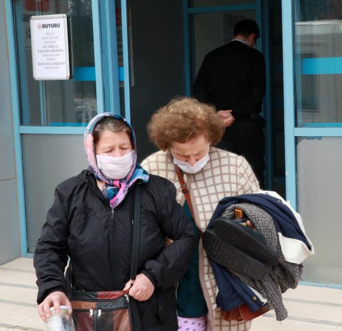 Silahlı saldırıda yaralanan başkan ve eşi evine döndü