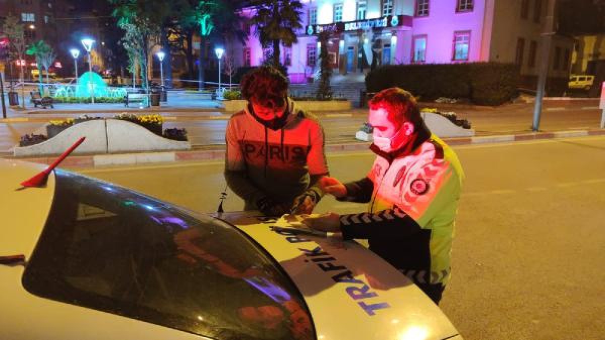 d Bursa'da yasağı delip ceza yiyen genç, koşarak eve gitti
