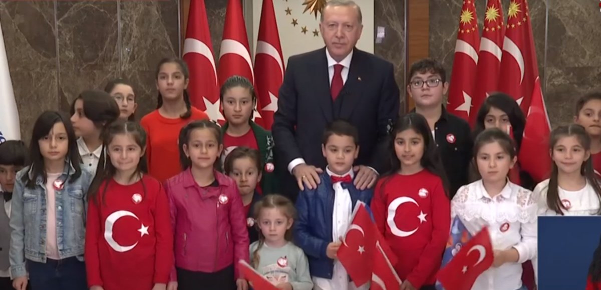 Erdoğan, İstiklal Marşı'nı çocuklarla okudu
