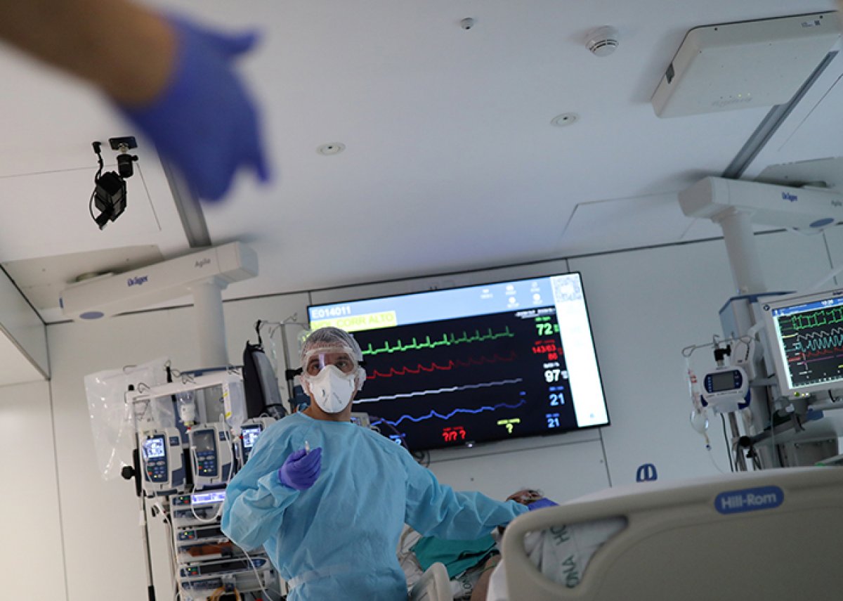 İspanyol sağlıkçılardan hastanede yoga