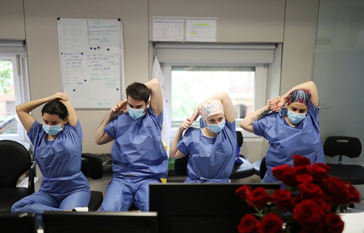 İspanyol sağlıkçılardan hastanede yoga