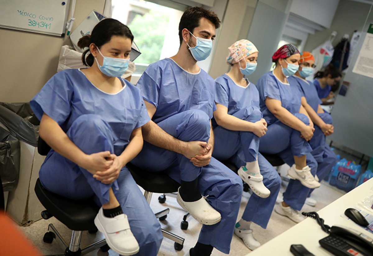 İspanyol sağlıkçılardan hastanede yoga