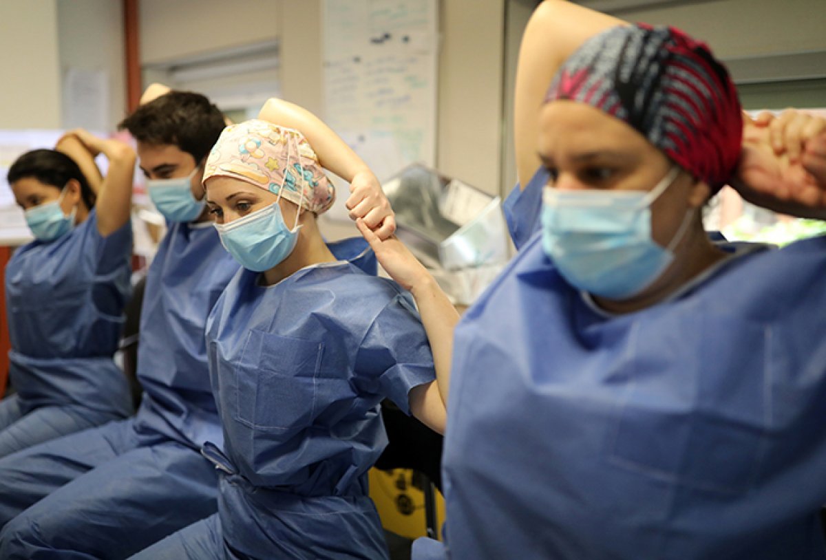 İspanyol sağlıkçılardan hastanede yoga