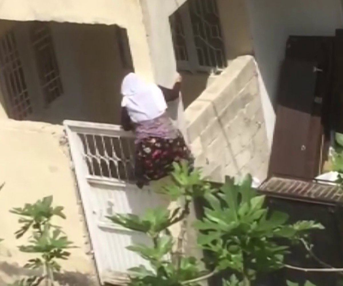 i 75'lik nine, yasaktan bunaldı bahçe duvarına tırmandı