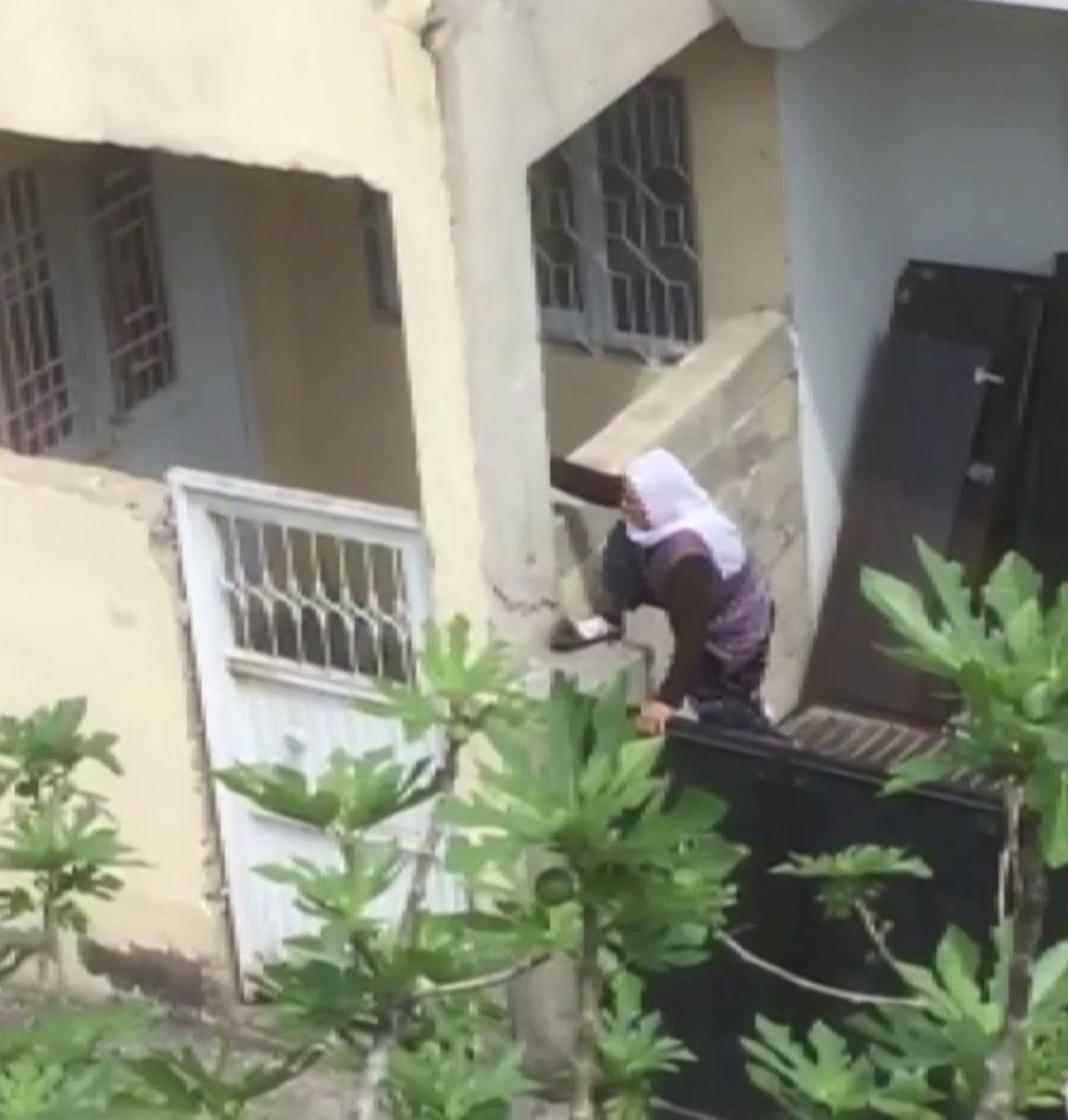 i 75'lik nine, yasaktan bunaldı bahçe duvarına tırmandı