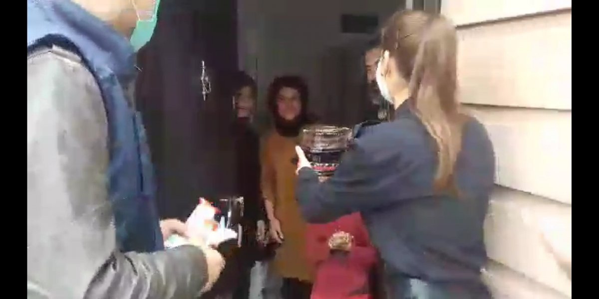 Annelerine doğum günü sürprizi için polisten yardım istediler