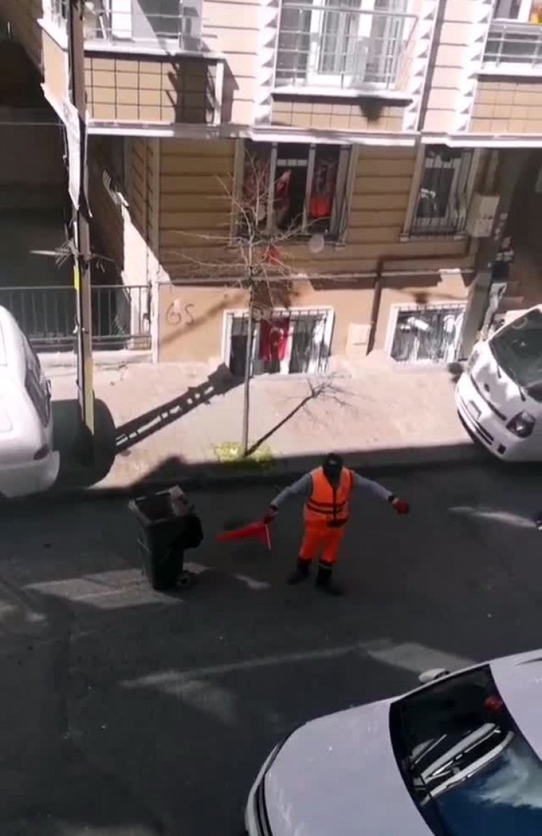 Temizlik işçisi, Türk bayrağıyla oynayıp 23 Nisan’ı kutladı