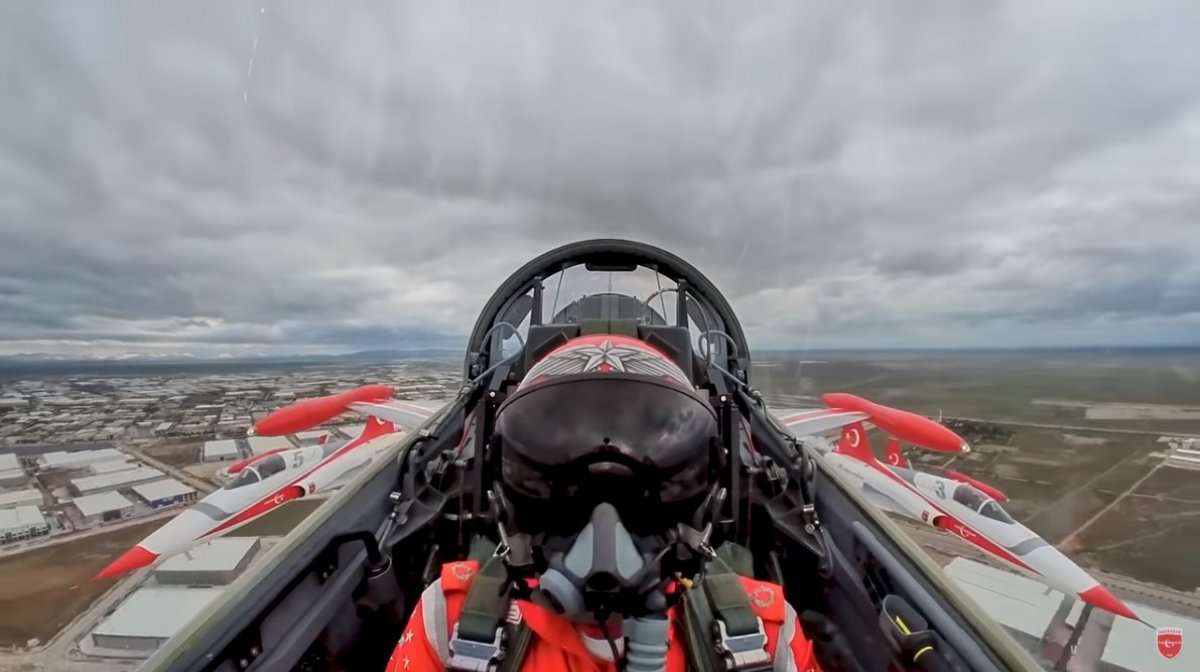 Türk Yıldızları evden çıkamayan çocuklar için uçtu