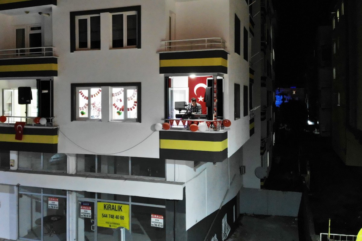 Samsun'da balkondan konsere, oynayarak eşlik ettiler