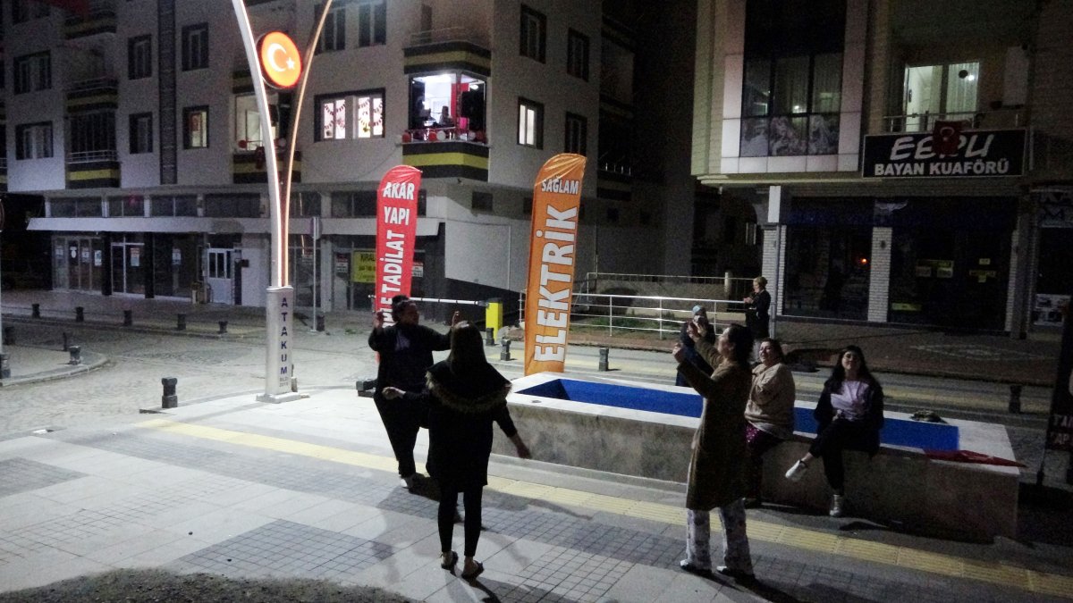 Samsun'da balkondan konsere, oynayarak eşlik ettiler