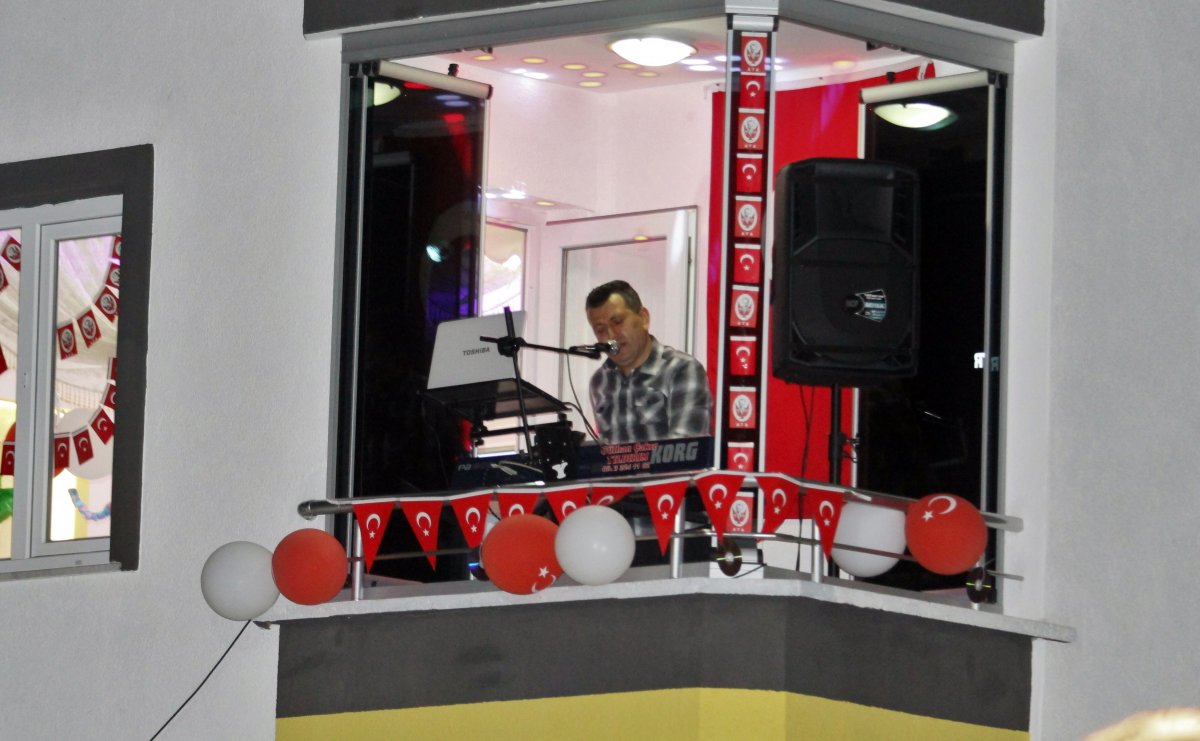 Samsun'da balkondan konsere, oynayarak eşlik ettiler