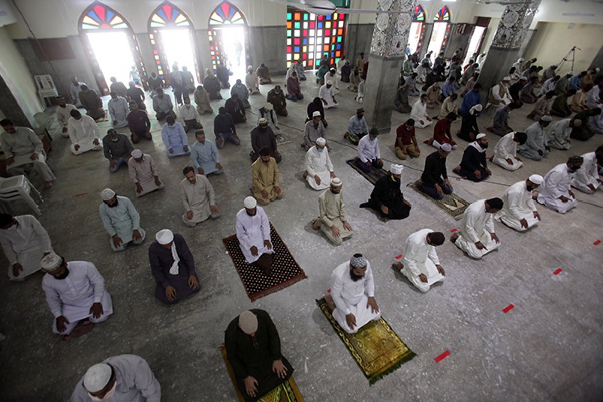 r Pakistan'da sosyal mesafeli cuma namazı