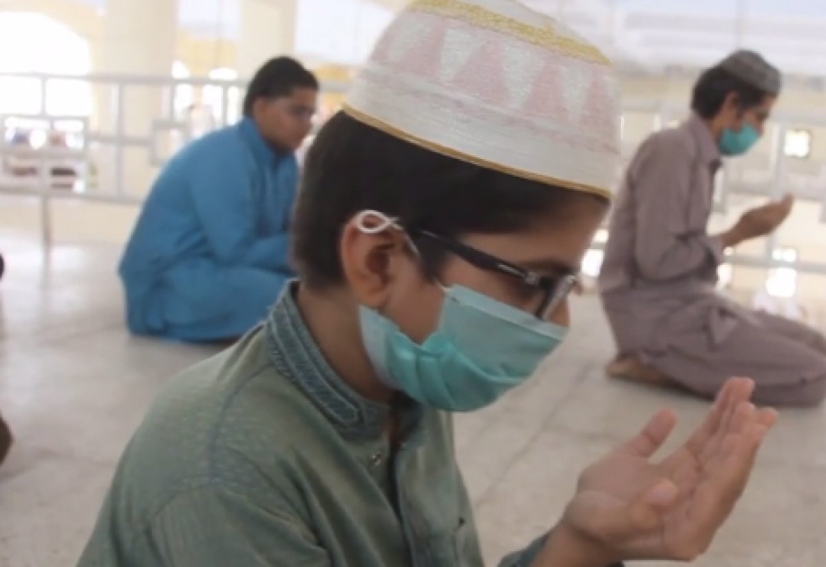 Pakistan'da sosyal mesafeli cuma namazı