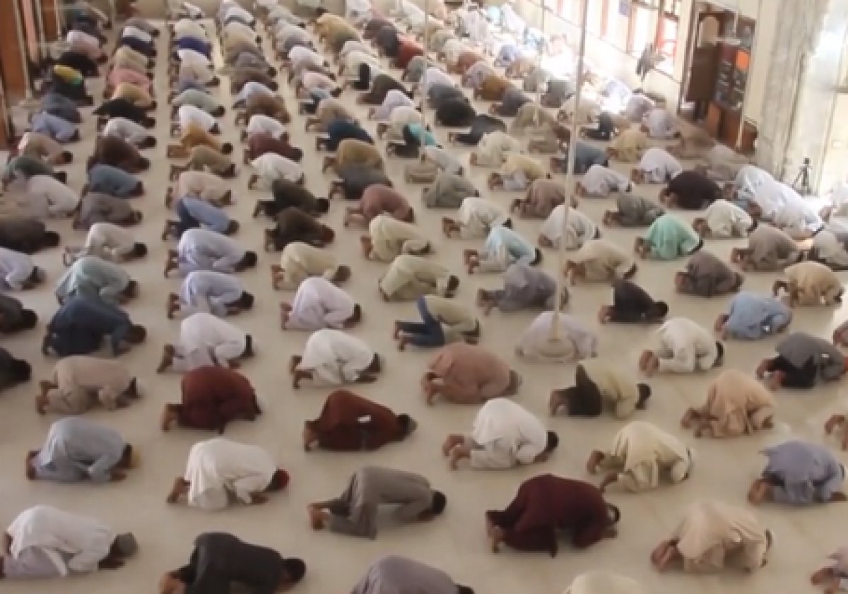 Pakistan'da sosyal mesafeli cuma namazı