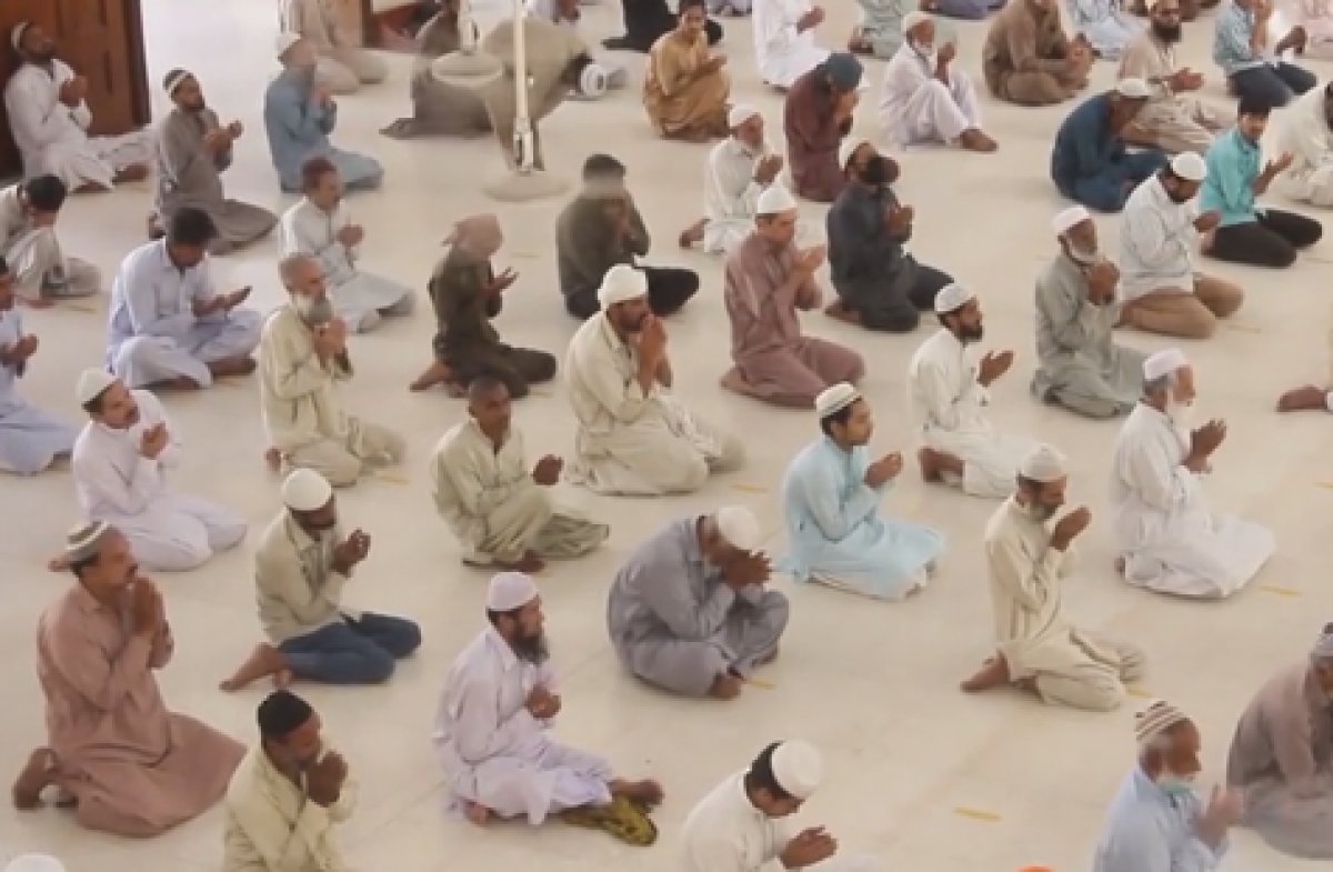 Pakistan'da sosyal mesafeli cuma namazı