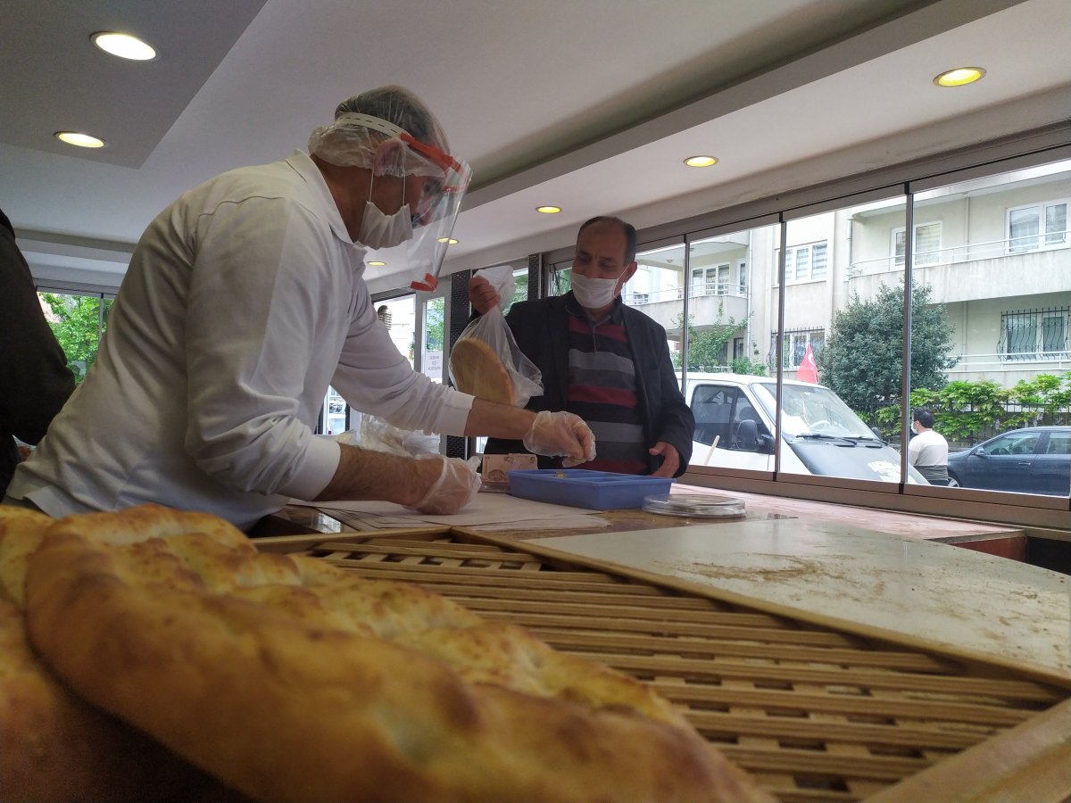 i Sosyal mesafe kuralına uygun şekilde pide kuyruğu