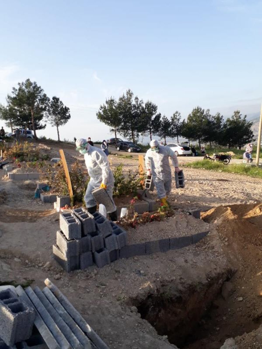 d Hatay'da koronavirüse yakalanan polis memuru hayatını kaybetti